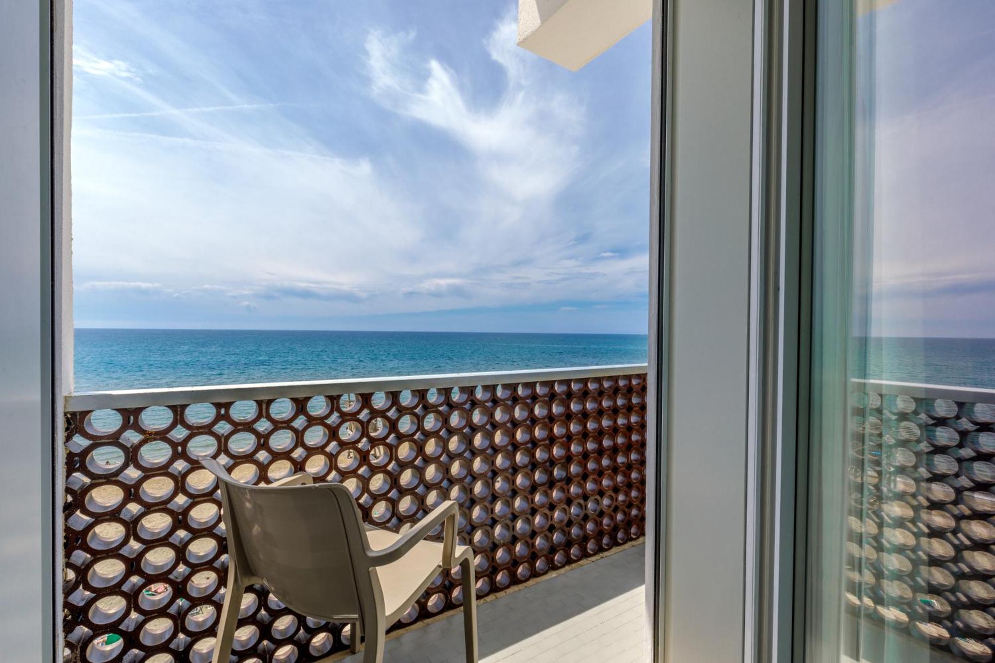 Hotel Tirreno Латина Экстерьер фото