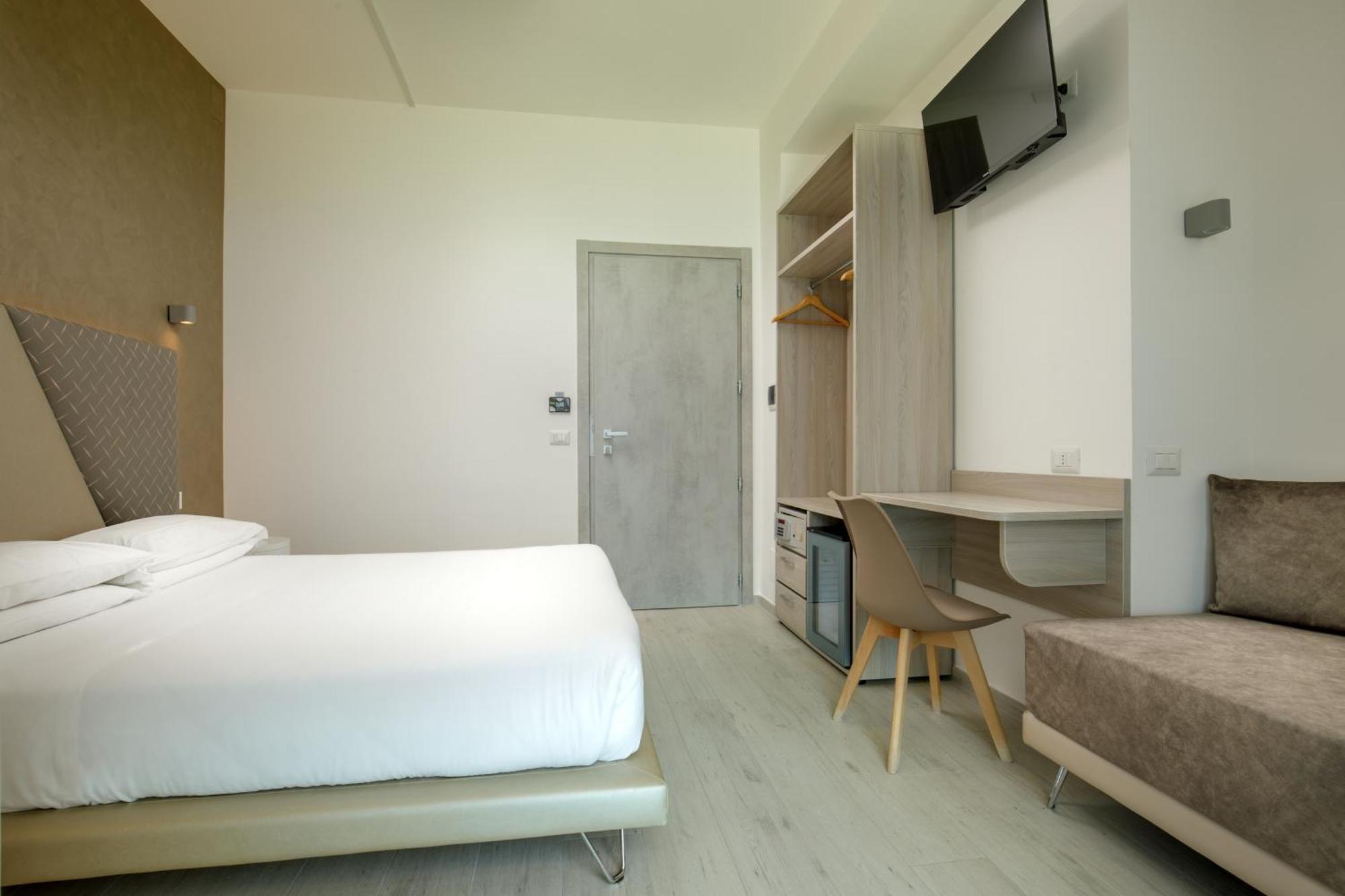 Hotel Tirreno Латина Экстерьер фото