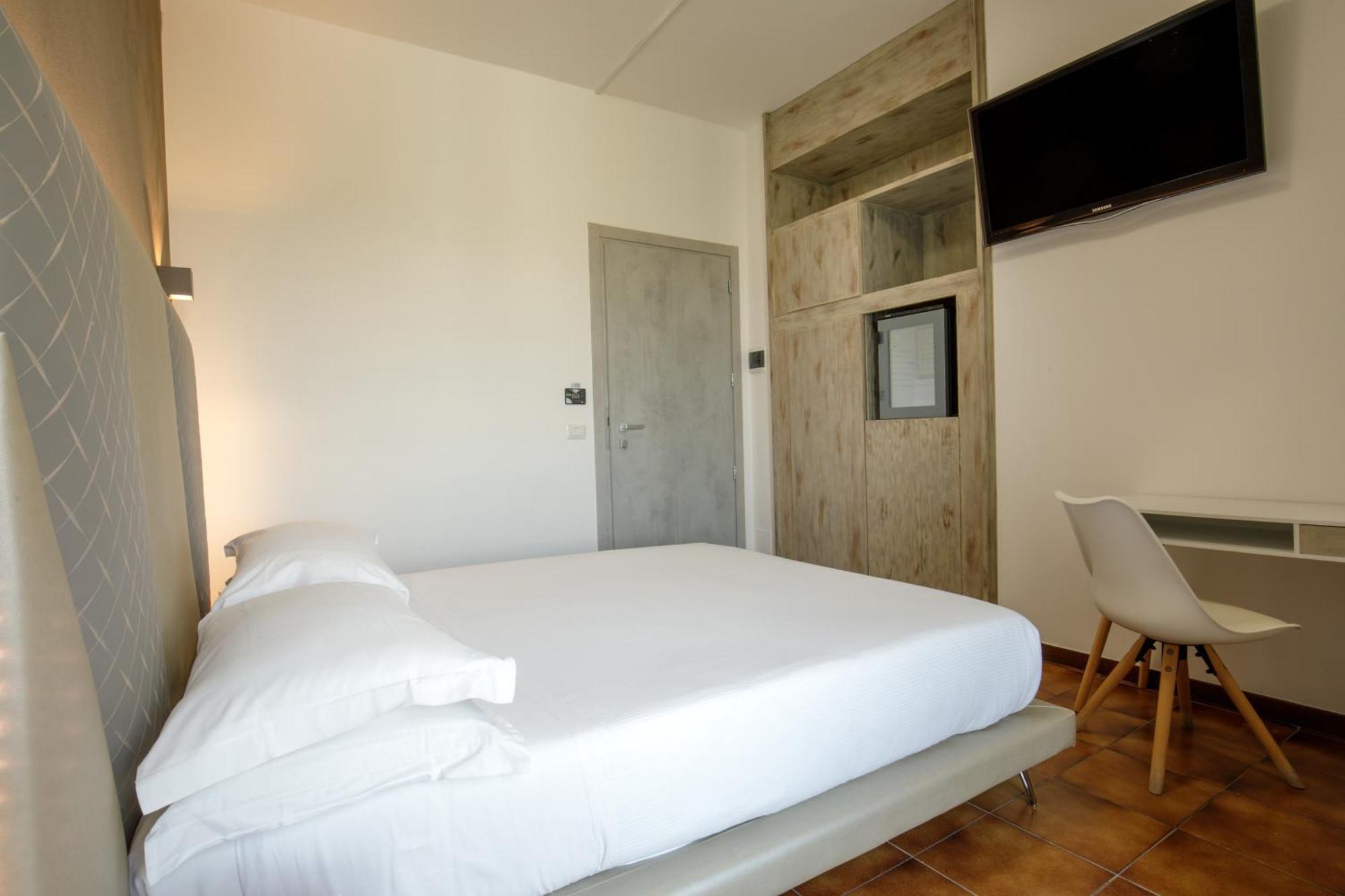 Hotel Tirreno Латина Экстерьер фото